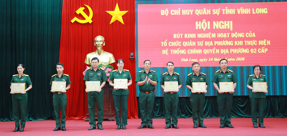 Đại tá Nguyễn Văn Hoa- Tỉnh ủy viên, Chính ủy Bộ Chỉ huy Quân sự tỉnh tỉnh tặng giấy khen cho các cá nhân đạt thành tích tiêu biểu trong hoạt động của tổ chức quân sự khi thực hiện hệ thống chính quyền địa phương 2 cấp.