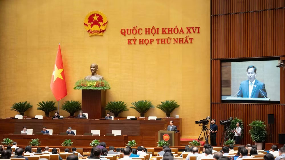 Tổng thư ký Quốc hội, Chủ nhiệm Văn phòng Quốc hội Lê Quang Mạnh trình bày Tờ trình về việc bổ sung Chương trình Kỳ họp thứ nhất, Quốc hội khóa XVI. (Ảnh: Media Quốc hội)