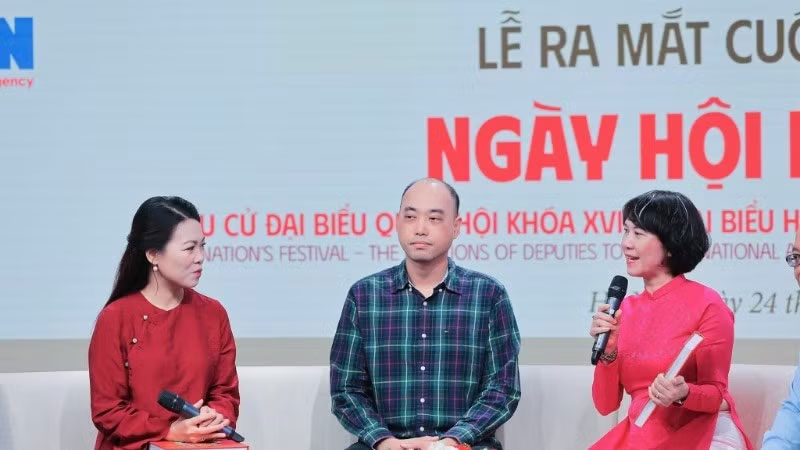 Giám đốc Nhà xuất bản Thông tấn Phùng Thị Mỹ giới thiệu những nội dung trọng tâm của cuốn sách ảnh.