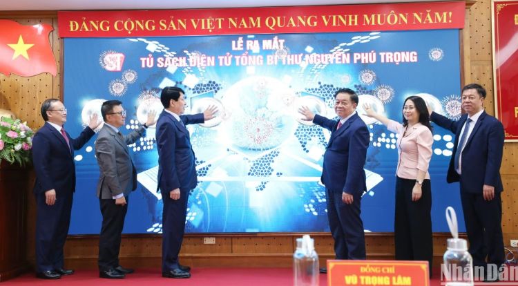 Các đồng chí lãnh đạo Đảng, Nhà nước và đại diện lãnh đạo Nhà xuất bản Chính trị quốc gia Sự thật thực hiện nghi thức ra mắt Tủ sách điện tử Tổng Bí thư Nguyễn Phú Trọng.

