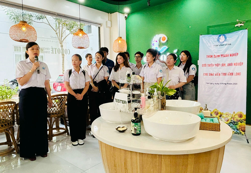 Chị Trần Thị Ngọc Thoại - Phó Chủ tịch Thường trực Hội Sinh viên Việt Nam tỉnh chia sẻ về mục đích của hoạt động.