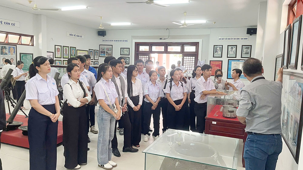 Sinh viên tham quan Di tích Khu ủy Sài Gòn - Gia Định.