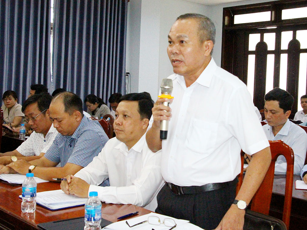 Đại diện lãnh đạo các xã, phường trình bày tại hội nghị.