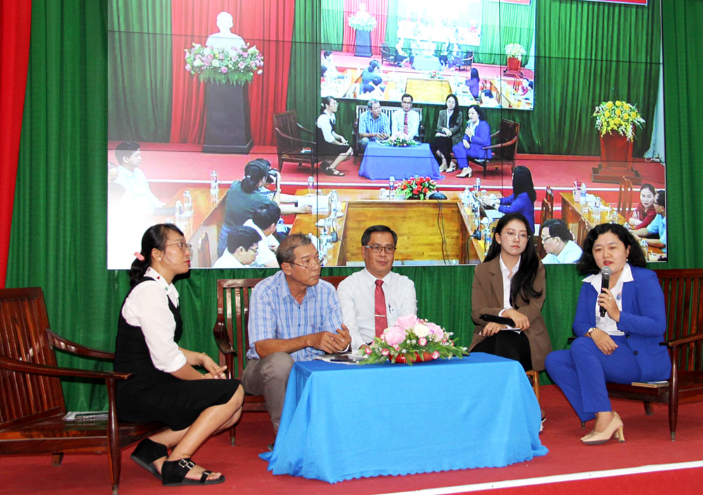 Các chuyên gia y tế chia sẻ tại buổi tọa đàm.