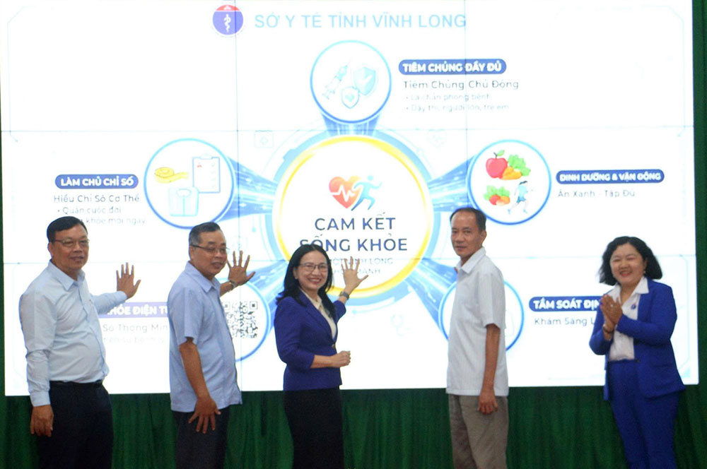 Các đại biểu Phát động “Cam kết sống khỏe” của ngành Y tế Vĩnh Long.