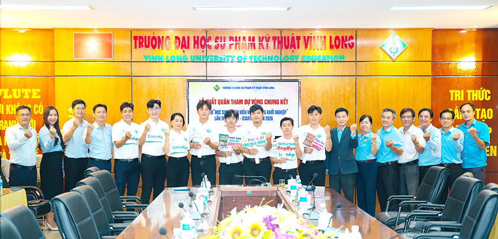 Lãnh đạo Trường ĐH Sư phạm Kỹ thuật Vĩnh Long cùng giảng viên và sinh viên đội tuyển chụp ảnh lưu niệm tại lễ xuất quân.