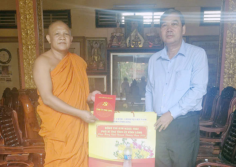 Đồng chí Kim Ngọc Thái tặng quà Chôl Chnăm Thmây Đại đức Thạch Sa Vane- Sư cả chùa Phnô Ompung (chùa Long Trường).