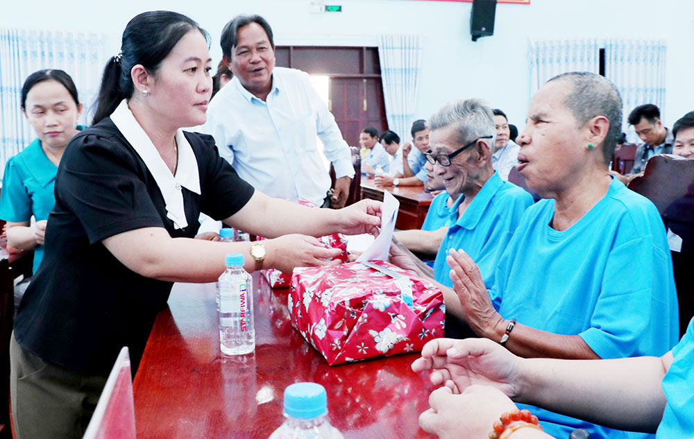 Bà Nguyễn Thị Tuấn Thanh- Phó Chủ tịch Ủy ban MTTQ Việt Nam tỉnh tặng quà cho người khuyết tật.