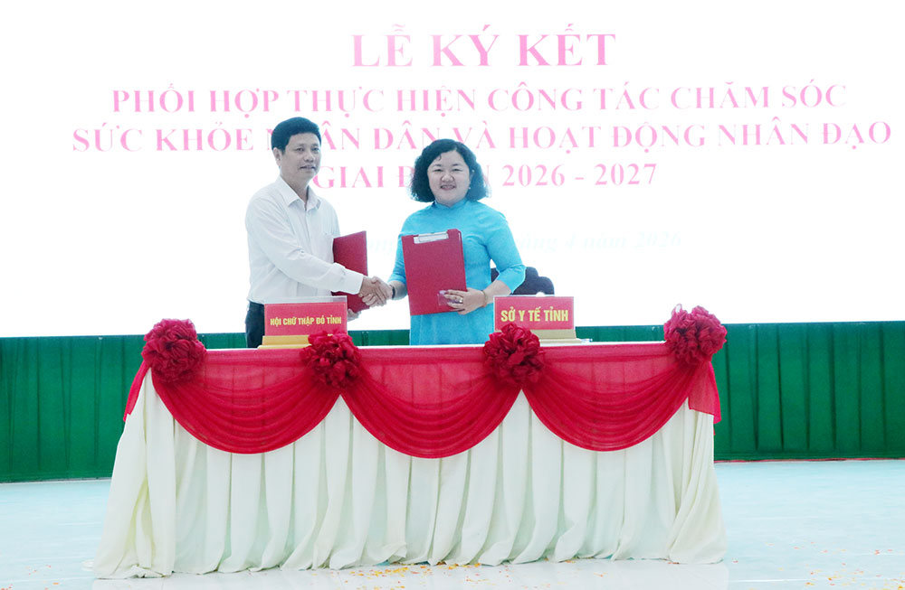 Lễ ký kết phối hợp giữa Sở Y tế và Hội Chữ thập đỏ tỉnh.