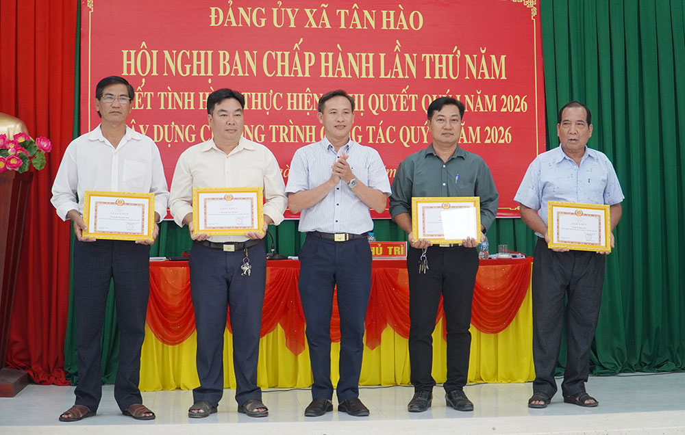 Phó Bí thư Thường trực Đảng ủy xã Tân Hào Nguyễn Thanh Phụ trao giất khen cho các cá nhân đạt thành tích xuất sắc nhiệm vụ năm 2025.