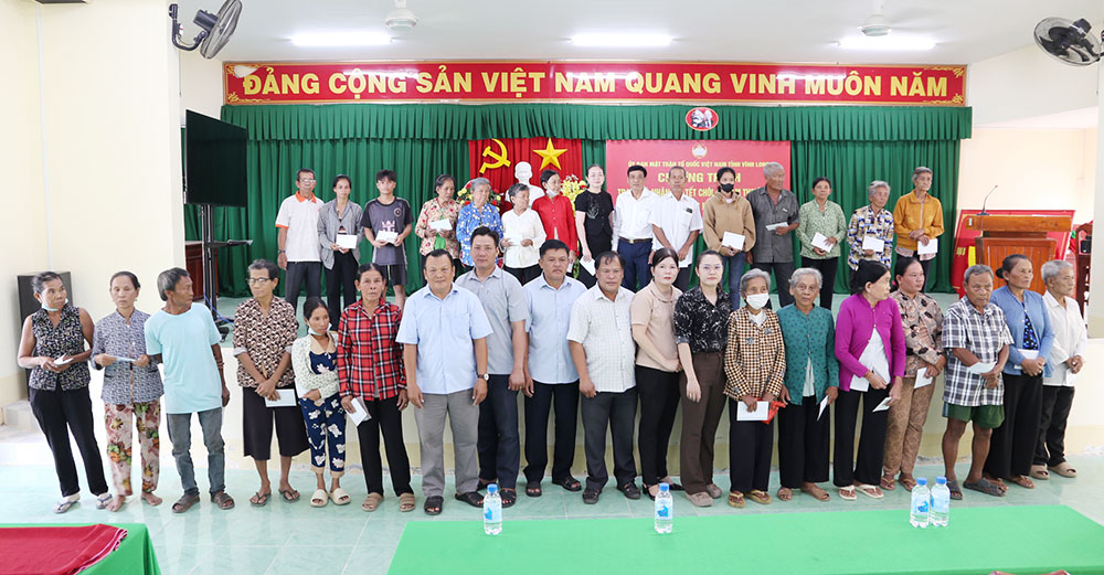 Lãnh đạo Ủy ban MTTQ Việt Nam tỉnh và lãnh đạo địa phương trao quà cho người dân Khmer xã Hàm Giang.