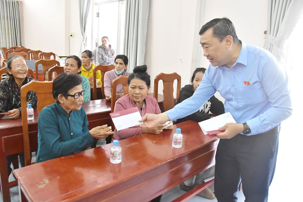 Phó Trưởng Đoàn Đại biểu Quốc hội chuyên trách khoá XVI tỉnh Vĩnh Long- Thạch Phước Bình trao quà cho đồng bào Khmer tại xã Châu Thành.