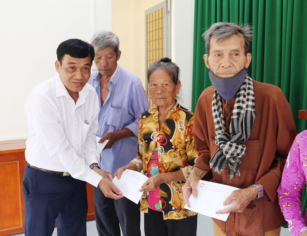 Đồng chí Kiên Banh-Phó Chủ tịch Ủy ban MTTQ Việt Nam tỉnh trao quà người dân Khmer xã Đại An.