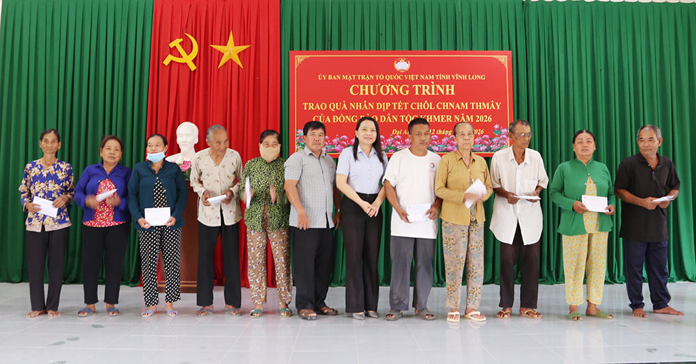 Người dân Khmer xã Đại An được tặng quà Chôl Chnăm Thmây.