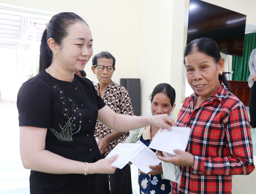 Đồng chí Ngô Thị Diệu Hường- Phó Bí thư Thường trực Đảng ủy xã Hàm Giang tặng quà cho hộ Khmer.        