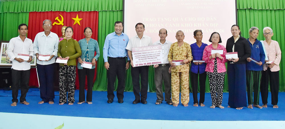 Đoàn tặng quà cho đồng bào Khmer xã Long Hiệp.