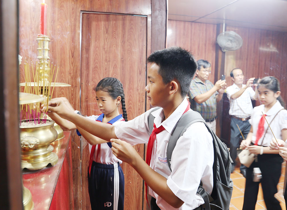 Thiếu nhi dâng hương Bác Hồ.