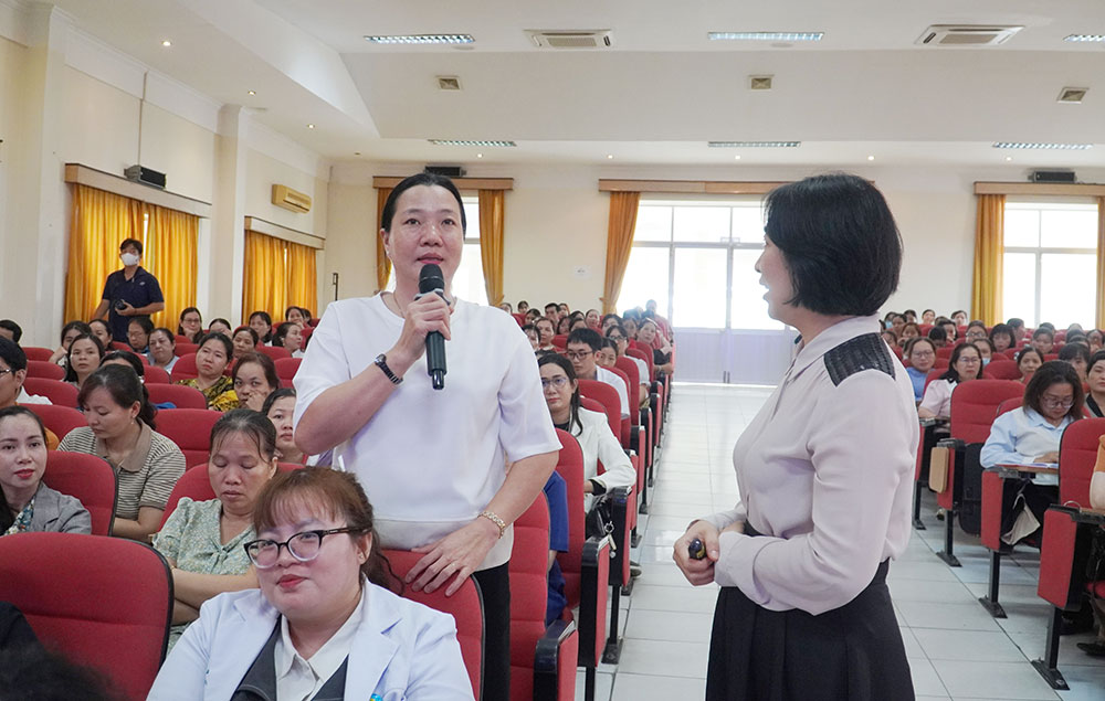 Học viên và báo cáo viên tương tác, trao đổi kinh nghiệm lâm sàng về xuất huyết tử cung bất thường.