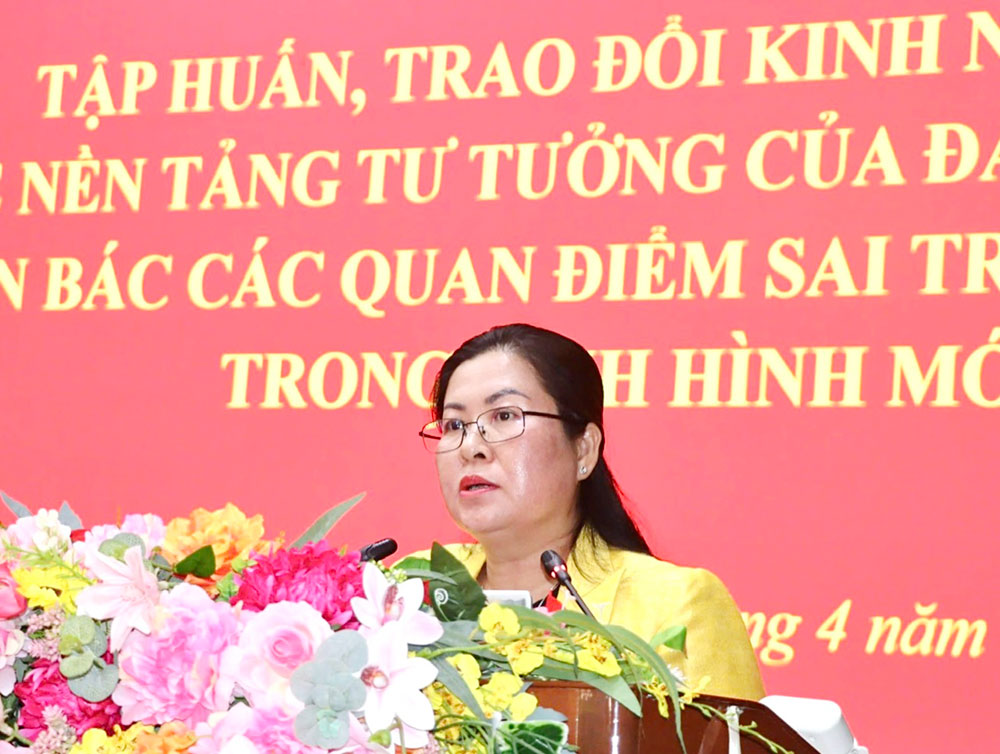 Đồng chí Nguyễn Thị Minh Trang- Ủy viên Ban thường vụ Tỉnh ủy, Trưởng Ban Tuyên giáo và Dân vận Tỉnh ủy, Phó trưởng Ban Thường trực Ban chỉ đạo 35 Tỉnh ủy Vĩnh Long chủ trì hội nghị.