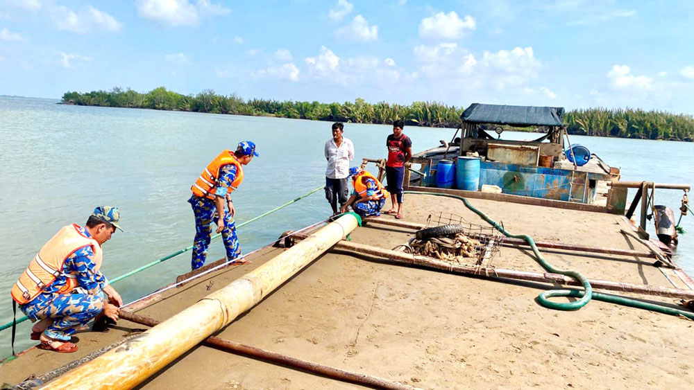 Lực lượng biên phòng tiến hành củng cố hồ sơ đối với số cát không chứng minh được nguồn gốc.