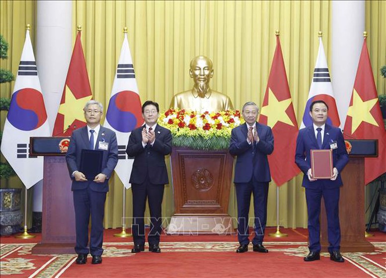 Tổng Bí thư, Chủ tịch nước Tô Lâm và Tổng thống Hàn Quốc Lee Jae Myung chứng kiến lễ trao Bản ghi nhớ về hợp tác trong lĩnh vực cảnh vệ giữa Bộ Công an Việt Nam và Cơ quan an ninh Phủ Tổng thống Hàn Quốc. Ảnh: TTXVN