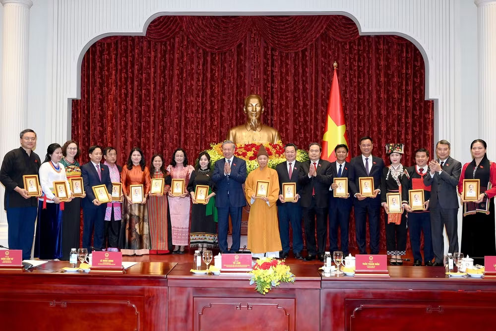 Tổng Bí thư, Chủ tịch nước Tô Lâm và các đồng chí lãnh đạo Đảng, Nhà nước trao bức chân dung Chủ tịch Hồ Chí Minh tặng các đại biểu. (Ảnh: ĐĂNG KHOA)