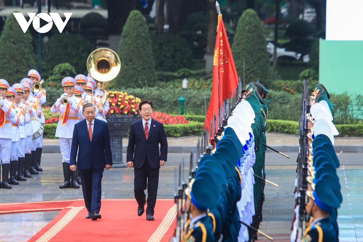 Tổng Bí thư, Chủ tịch nước Tô Lâm mời Tổng thống Hàn Quốc duyệt đội danh dự Quân đội nhân dân Việt Nam
