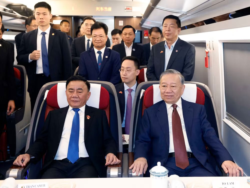 Lãnh đạo doanh nghiệp ngành đường sắt Trung Quốc tháp tùng Tổng Bí thư, Chủ tịch nước Tô Lâm trên tàu cao tốc đi thăm thành phố Nam Ninh. (Ảnh: TTXVN)