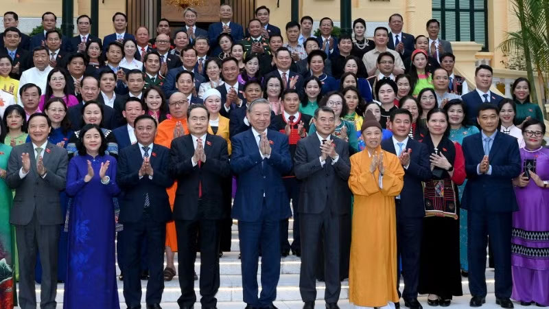 Tổng Bí thư, Chủ tịch nước Tô Lâm và các đồng chí lãnh đạo Đảng, Nhà nước, Mặt trận Tổ quốc Việt Nam gặp mặt các vị đại biểu Quốc hội khóa XVI là người dân tộc thiểu số. (Ảnh: ĐĂNG KHOA)