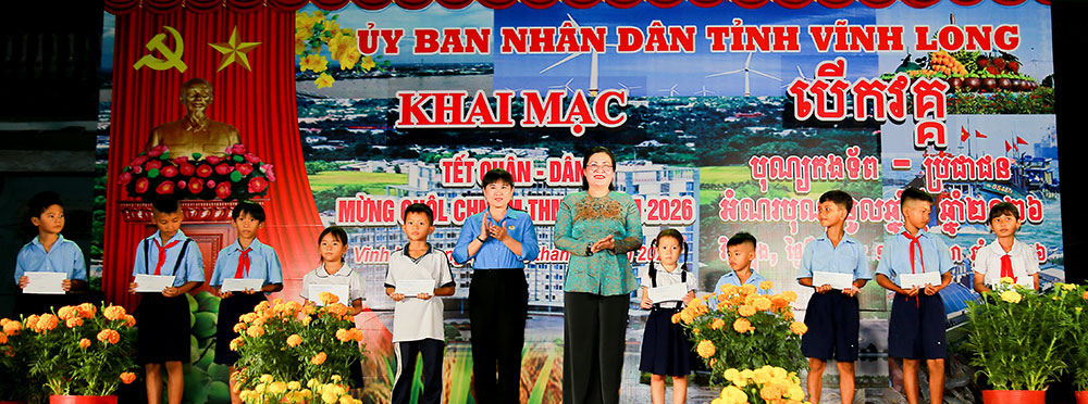 Đồng chí Nguyễn Thị Minh Trang - Ủy viên Ban Thường vụ, Trưởng Ban Tuyên giáo và Dân vận Tỉnh ủy trao học bổng cho các em học sinh trên địa bàn xã Trà Côn.