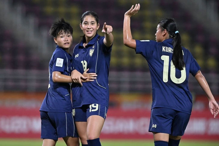 Các nữ cầu thủ U20 Thái Lan ăn mừng chiến thắng trước U20 nữ Việt Nam - Ảnh: FA Thailand