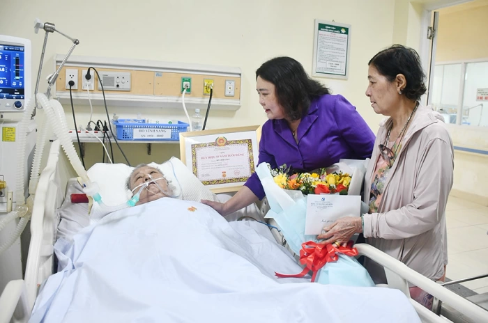 Trao Huy hiệu 55 năm tuổi Đảng cho đồng chí Hồ Vĩnh Sang