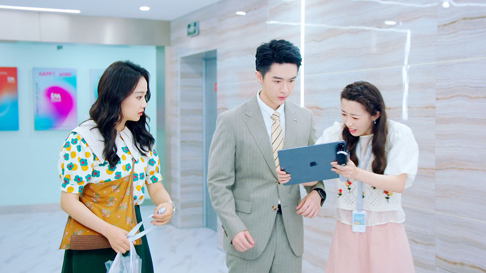 Vào thời khắc nguy cấp, bà Tú Anh đã có màn trình diễn "để đời" cứu nguy cho công ty. Thế nhưng, khi công trạng còn chưa kịp vinh danh, niềm vui chưa kịp lan tỏa, hai bà cháu định mệnh lần lượt đối mặt với những rắc rối, hiểm nguy.