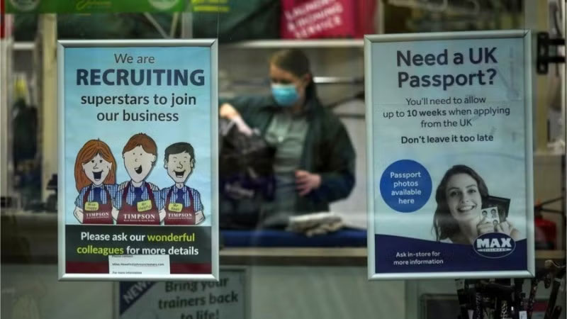 Bức ảnh chụp ngày 15/2/2022 cho thấy một tiệm giặt ủi đăng thông báo tuyển nhân viên ở Hampshire, Anh. (Ảnh: XINHUA)