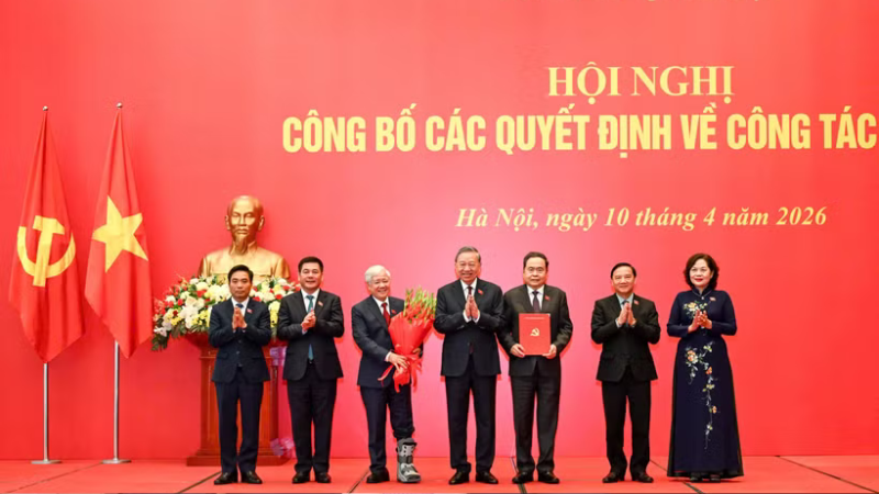 Tổng Bí thư, Chủ tịch nước Tô Lâm trao Quyết định của Bộ Chính trị về việc chỉ định Ban Chấp hành, Ban Thường vụ, Bí thư, Phó Bí thư Đảng ủy Quốc hội nhiệm kỳ 2025-2030. (Ảnh: Duy Linh)
