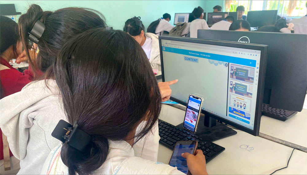 Học sinh THPT Nguyễn Khuyến, TP. Cần Thơ trải nghiệm trạm video ở Tuần lễ đọc sách 2026.