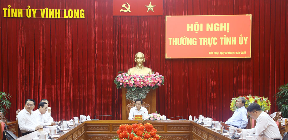 Đồng chí Trần Văn Lâu - Ủy viên Ban Chấp hành Trung ương Đảng, Bí thư Tỉnh ủy, Trưởng Đoàn đại biểu Quốc hội khóa XVI tỉnh Vĩnh Long chủ trì cuộc họp.