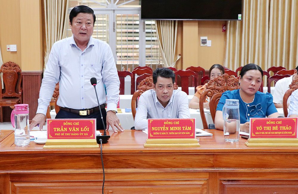 Đồng chí Trần Văn Lối- Phó Bí thư Đảng ủy xã Tiểu Cần phát biểu về công tác phát triển đảng viên.