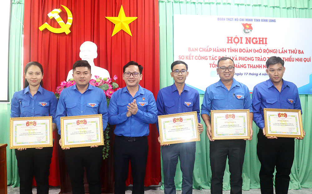 Trao bằng khen cho các tập thể đạt thành tích xuất sắc trong triển khai Tháng Thanh niên năm 2026.