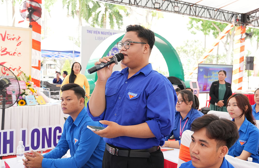 Các bạn đoàn viên thanh niên cùng chia sẻ, thảo luận về việc giữ gìn và phát huy bản sắc văn hóa dân tộc.