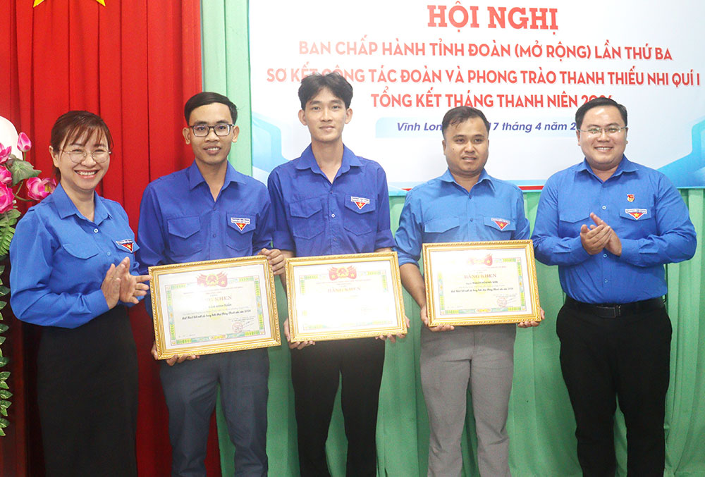 Trao bằng khen cho các cá nhân đạt thành tích xuất sắc trong triển khai Tháng Thanh niên năm 2026.