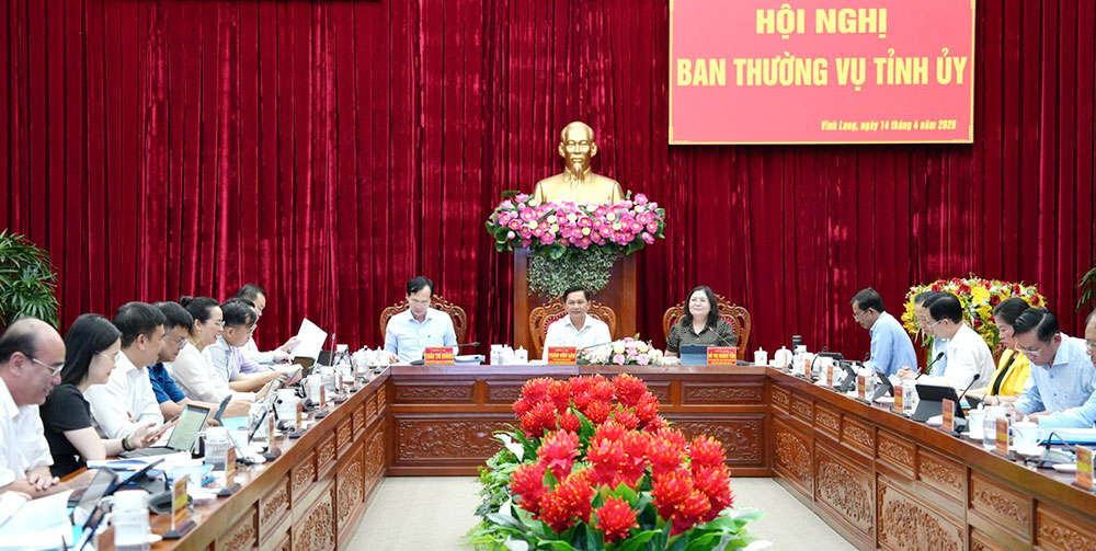 Các đồng chí lãnh đạo tỉnh chủ trì hội nghị.