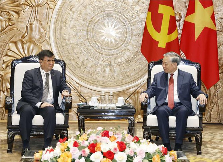 Tổng Bí thư, Chủ tịch nước Tô Lâm và Đại sứ Jigjee Sereejav bày tỏ vui mừng về quan hệ hai nước phát triển thực chất, hiệu quả trong hơn 4 năm qua - Ảnh: TTXVN

