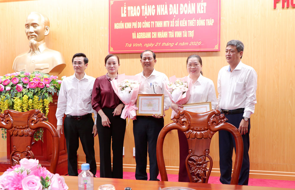 Đại diện lãnh đạo phường Trà Vinh tặng hoa và trao bảng cảm ơn 2 đơn vị tài trợ.