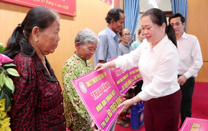 Trao 12 căn nhà Đại đoàn kết tại phường Trà Vinh