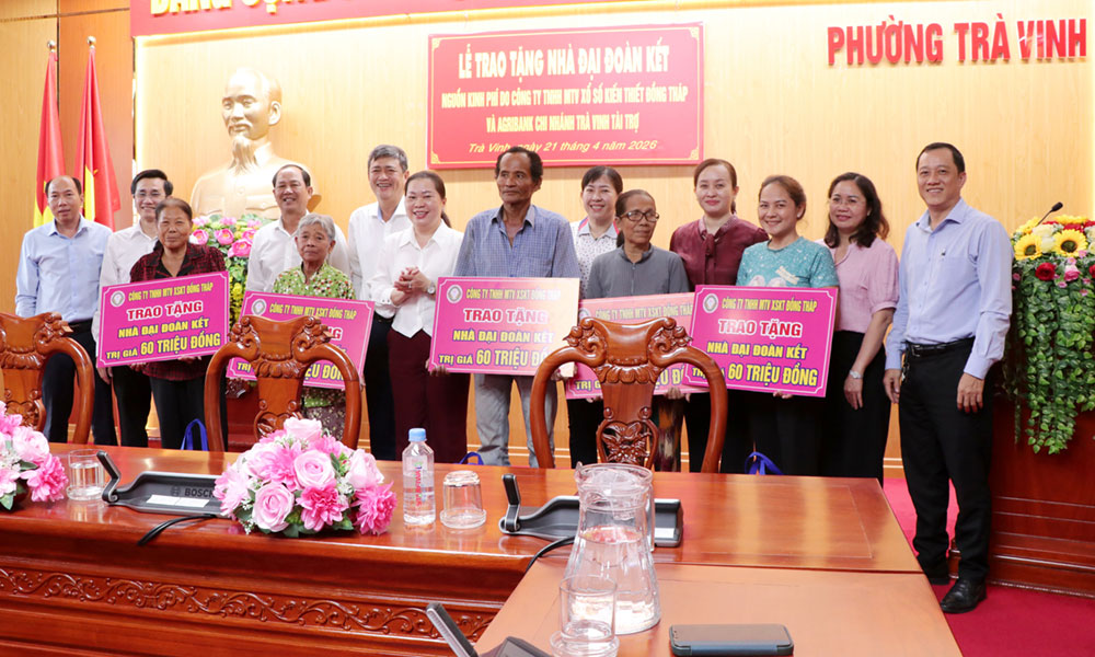 Đại biểu phường Trà Vinh, Công ty TNHH MTV Xổ số kiến thiết Đồng Tháp và Agribank chi nhánh Trà Vinh trao tặng nhà Đại đoàn kết cho hộ dân.