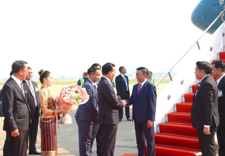 Đồng chí Phet Phomphiphak, Ủy viên Bộ Chính trị, Chánh Văn phòng Trung ương Đảng Nhân dân Cách mạng Lào chào mừng Thường trực Ban Bí thư Trần Cẩm Tú và Đoàn đại biểu cấp cao Việt Nam thăm chính thức tới Lào.