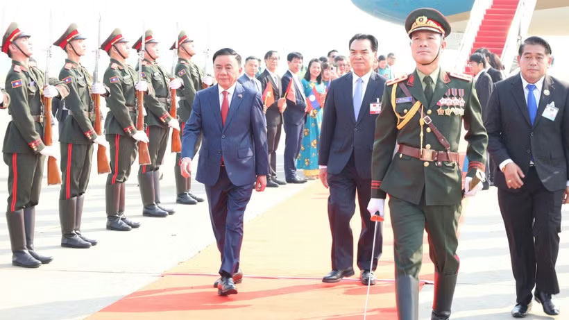 Lễ đón đồng chí Trần Cẩm Tú, Ủy viên Bộ Chính trị, Thường trực Ban Bí thư Trung ương Đảng Cộng sản Việt Nam và Đoàn đại biểu cấp cao Việt Nam tại sân bay quốc tế Wattay, thủ đô Viêng Chăn, Lào.