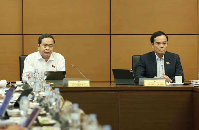 Chủ tịch Quốc hội Trần Thanh Mẫn và Bí thư Thành ủy Thành phố Hồ Chí Minh Trần Lưu Quang trong phiên thảo luận tại Tổ. (Ảnh: DUY LINH)