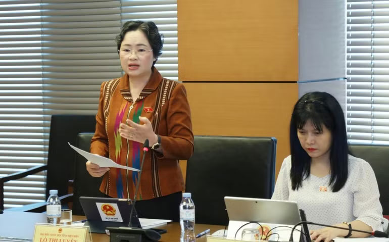 Đại biểu Quốc hội Lò Thị Luyến (Đoàn Điện Biên) nêu ý kiến thảo luận tại Tổ sáng 9/4.